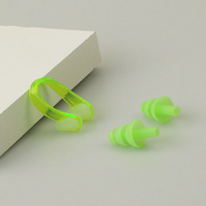 Kit <span class=keywords><strong>de</strong></span> Tapones <span class=keywords><strong>de</strong></span> Silicona Multicolor para Natación y Pinza Nasal, Ajuste Ergonómico, Evita la Entrada <span class=keywords><strong>de</strong></span> <span class=keywords><strong>Agua</strong></span> en Oídos y <span class=keywords><strong>Fosas</strong></span> <span class=keywords><strong>Nasales</strong></span> - Product Image 3