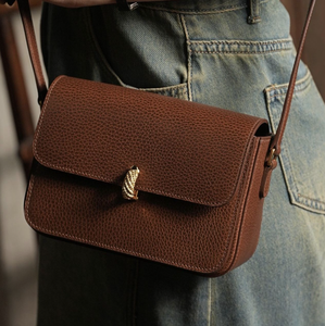 Sac bandoulière marron en cuir PU Saffiano pour femme, sac messager à rabat avec fermoir, capacité 2L, sac à main quotidien pour les voyages - Product Image 5