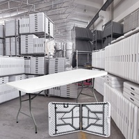 Table pliante carrée portable moderne en HDPE avec pieds en acier pour une utilisation polyvalente en intérieur et en extérieur