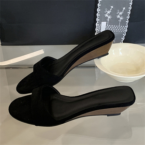 Sandales compensées noires confortables à bout ouvert en PU pour femmes, tendance mode été 2025, style décontracté pour la plage, inspirées des pays d'Asie du Sud-Est - Product Image 4