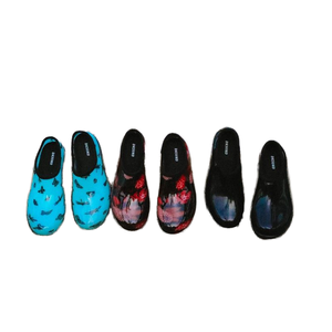 Sabots de jardin imperméables pour femmes Hiver et été Pantoufles de jardin à bouche peu profonde pour dames - Product Image 4