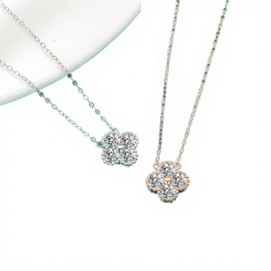 จี้สร้อยคอรูปใบโคลเวอร์สี่แฉกประดับเพชรโมอิสซาไนต์ VVS เงินแท้ 925 ชุบเงิน ได้รับการรับรองจาก GRA - Product Image 3