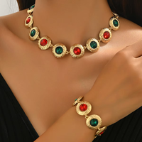 Ensemble collier et bracelet plaqué or de style bohème avec incrustation de cristaux rouges et verts pour femmes, idéal comme cadeau de fête