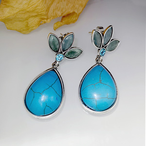 Orecchini Creativi a Goccia con Petali di Fiori e Accenti Colorati, Design Vintage, Accessori di Moda per Donne - Product Image 4