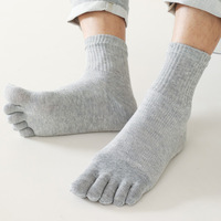 Chaussettes de sport en coton épais et respirant pour hommes, à cinq orteils, avec logo personnalisé sous la semelle, idéales pour la course en extérieur (vente en gros)