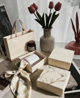 Sacs cadeaux de luxe pour bijoux et cosmétiques, avec logo personnalisé du fabricant, pour cadeaux de mariage, avec ruban et poignées