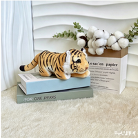 Bracelet en peluche tigre rembourré en coton PP de haute qualité, poupée réconfortante, bracelet de poignet en peluche pour enfants, pendentif décoratif pour voiture