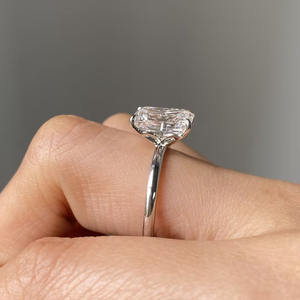 Anillo de Compromiso de Diamante Cultivado en Laboratorio con Corte Esmeralda de 4.0CT, Color G, Claridad VS1, Oro Blanco de 14k/18k, Joyería de Provenza - Product Image 3