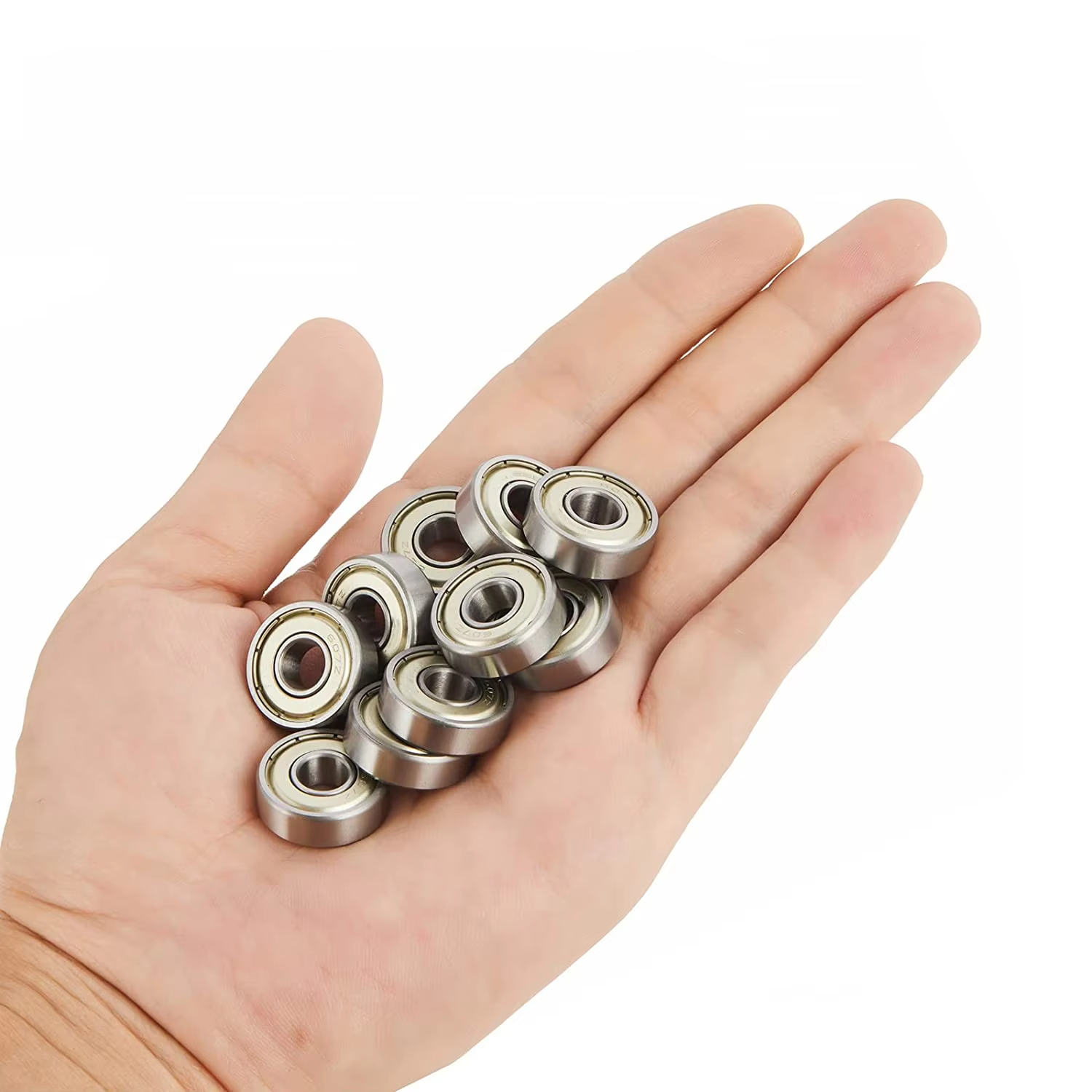 Qiz külotsiz tort oyoqda turibdi