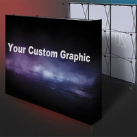 Support de bannière télescopique pop-up avec graphique en tissu tendu personnalisé comme équipement publicitaire pour l'affichage de fond d'exposition