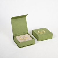 Boîte cadeau en carton rigide magnétique recyclable moderne avec pochette en velours