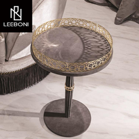 Table basse italienne spéciale en acier inoxydable doré au design sculpté en creux Table basse en marbre simple de forme ronde