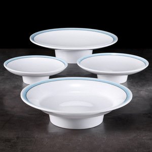 Ensemble de 4 assiettes en mélamine à pied, blanches avec bord bleu, pour hôtel, restaurant, service de plats - Product Image 1