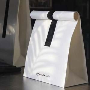 Sacs en papier blancs de luxe personnalisés avec logo imprimé en gros pour le commerce de détail et les cadeaux - Product Image 1