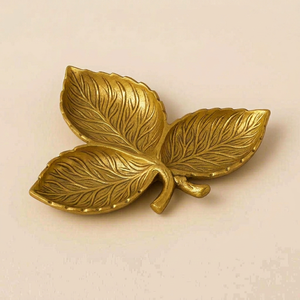 Plateau décoratif en forme de feuille en métal pour l'organisation et le service à domicile – Idéal pour les bijoux, les clés, les bonbons et la présentation de bougies - Product Image 1