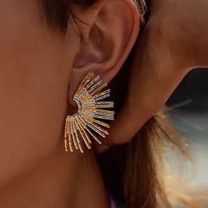 Urban <span class=keywords><strong>Chic</strong></span> Fan Pendientes Dos Tonos 18K Oro Acero Inoxidable Everyday <span class=keywords><strong>Glam</strong></span> - Product Image 2