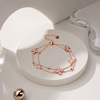 Bracelet double couche Fleur de Trèfle, Bijou de main haut de gamme minimaliste de luxe léger, Accessoire de mode polyvalent et élégant pour le quotidien
