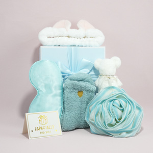 Ensemble cadeau de spa de luxe pour femmes avec pantoufles en peluche, peignoir, masque pour les yeux et ours en peluche en bleu menthe - Product Image 5