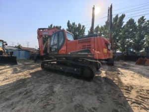 รถขุดตีนตะขาบ Doosan DX225LC-9 ขนาด 22 ตัน พร้อมเครื่องยนต์ Cummins 128 กิโลวัตต์ ความจุบุ้งกี๋ 0.22 ลูกบาศก์เมตร ใช้งานมาแล้ว 0-2000 ชั่วโมง - Product Image 4