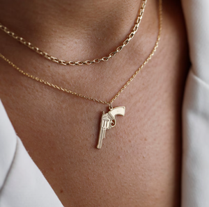 Collier d'arme plaqué or 18 carats Accessoire énervé et audacieux Bijoux de déclaration Pendentif inspiré des armes à feu Collier d'arme à la mode - Product Image 1