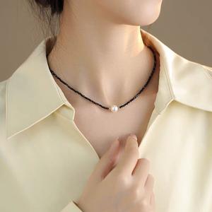 Collier en perles naturelles pour femmes avec chaîne de clavicule en cristal noir, design de niche, collier de tempérament, collier à perles tendance - Product Image 5