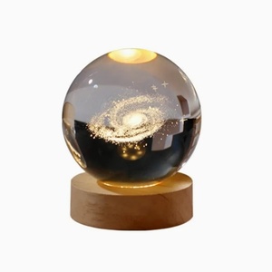 Lámpara Nocturna 3D Creativa con Diseño del Sistema Solar, Bola de Cristal Tallada con Láser, Base de Madera Sólida, Control Remoto - Product Image 4