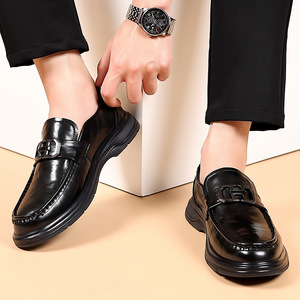 Mocasines de cuero informales de negocios con punta redonda para hombre, zapatos sin cordones de suela suave negros para oficina y carrera, para jóvenes de 18 a 40 años - Product Image 3
