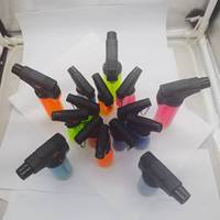 Briquets torche à gaz PQ-003 couleurs transparentes sur la table sans fond