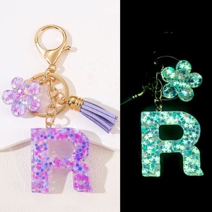 Llavero Luminoso con Inicial Brillante, Amuleto de Resina que Brilla en <span class=keywords><strong>la</strong></span> Oscuridad con Flor y Borla para Uso Diario - Product Image 3