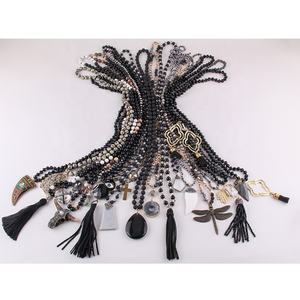 Collar de la serie negra para mujer, Gargantilla de piedras naturales mezcladas de diferente diseño, collar de flecha de cristal, collar de borla, conjunto de joyería, 20 Uds. - Product Image 4