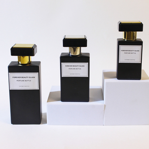 Flacone di Profumo di Lusso Riutilizzabile da 30ml 50ml 100ml, Bottiglia Quadrata in Vetro Pesante Nero Opaco Personalizzabile per Colonia - Product Image 1