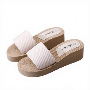Sandales plates respirantes pour femmes, tendance estivale, antidérapantes, pour les vacances à la plage ou l'université - Product Image 2