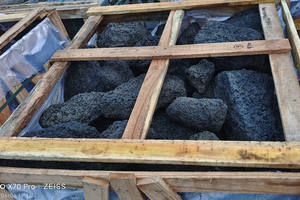 Revêtement mural extérieur en pierre de lave Puka noire naturelle de forme irrégulière - Product Image 5