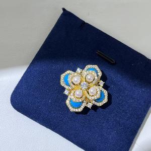 Broche de Flores Moradas de Alta Gama con Cristal de Imitación y Cierre Magnético, Accesorio para Vestidos y Trajes Versátiles - Product Image 5