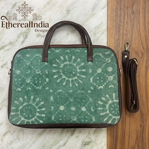 Bolso para portátil de algodón con estampado artesanal verde, tipo mensajero para oficina, con asa de regazo y correa. - Product Image 2