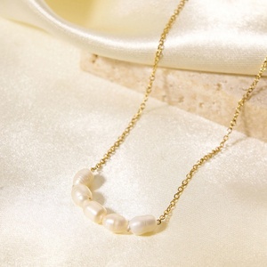Collier en acier inoxydable plaqué or 18 carats PVD, hypoallergénique, résistant à l'eau, avec perles d'eau douce, pour femme, à porter au quotidien - Product Image 3