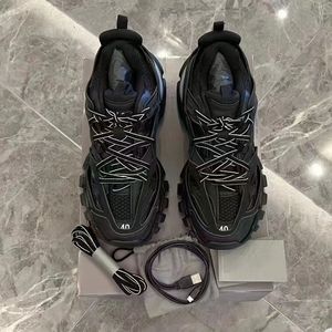 Chaussures de course rétro de haute qualité, design luxueux, pour hommes et femmes, Track 3.0, avec éclairage LED, respirantes et confortables, chaussures de tennis - Product Image 2