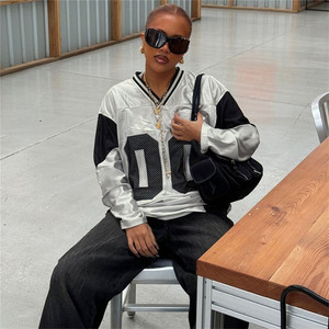 T-shirt con stampa numero Color block da donna autunno tendenza con scollo a V sportivo morbido stile Street Casual t-shirt stile selvaggio - Product Image 2