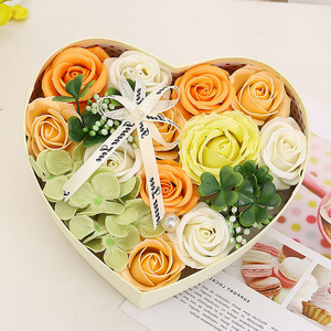 Sapone Artigianale <span class=keywords><strong>Rosa</strong></span> <span class=keywords><strong>e</strong></span> Rosso a Forma di Cuore, con Set in Confezione Regalo Floreale Regalo ideale per la Festa della Mamma o San Valentino. - Product Image 4