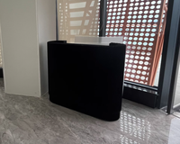 Comptoir de réception moderne, durable et minimaliste pour centre commercial, hôtel, bureau, boutique, maison ou bar