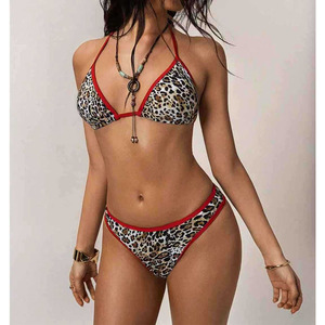कस्टम तेंदुए प्रिंट हैलटर बिकनी टॉप और थोंग स्ट्रिंग बिकनी महिलाओं के लिए सामने लोगो के साथ सेट - Product Image 1