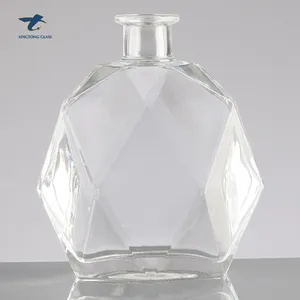 उच्च अंत अद्वितीय आकार स्पष्ट 500ml 700ml 750ml व्हिस्की कांच की बोतल मुकुट टोपी के साथ