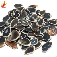 Vente en gros de pendentifs, boucles d'oreilles, bagues, bijoux, colliers et porte-clés en tranches d'agate naturelle de forme irrégulière et de forme plate ronde