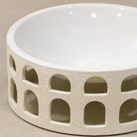 Bol décoratif moderne en céramique blanche avec découpe cintrée et texture, idéal comme centre de table pour table basse et décoration intérieure