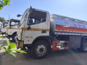 Camion-<span class=keywords><strong>citerne</strong></span> à carburant diesel Foton 4x2 avec commande manuelle, réservoir de distribution d'huile en acier au carbone/inox d'occasion de 8500 <span class=keywords><strong>litres</strong></span> - Product Image 2