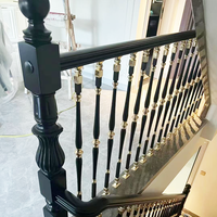 Rampe d'escalier moderne noire et or de qualité supérieure avec design incurvé pour la décoration intérieure de villas de luxe