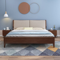 Holzbettgestell mit gepolstertem Kopfteil, Plattformbett aus hellem Eichenholz mit Latten, moderne minimalistische Schlafzimmermöbel, Queen-Size