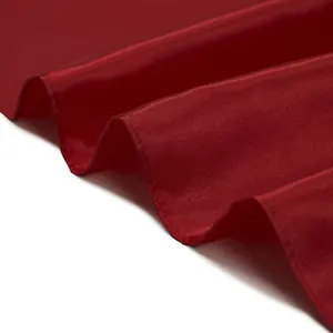 Vente en gros quantité minimale de commande bas Livraison rapide Plus de 40 couleurs disponibles Écharpe en polyester satin lisse et brillant Écharpe de cou carrée rouge solide pour femmes