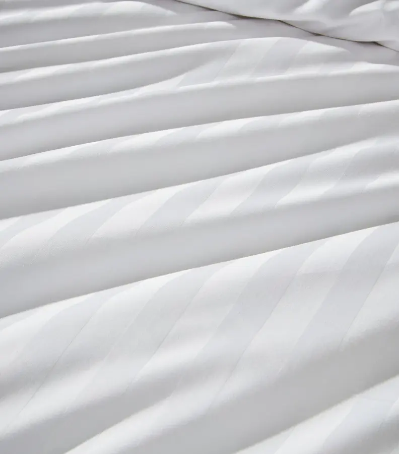 قماش غطاء سرير فندقي 100% قطني من الشرائط الساتانية لفندق دبي 300T ملاءات سرير للفندق 100-150 سنتيمتر لكل لفة