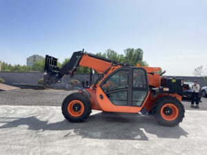 Manipulador Telescópico Todoterreno Shanneng TH735 de 7.35m, Capacidad de Carga de 8500kg, Motor Perkins de 74KW, Fabricado en China con HDPE y Metal - Product Image 2